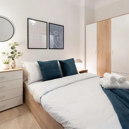 Urban Comfort - Spacious 3br Солун