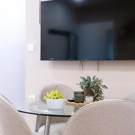 Urban Comfort - Spacious 3br Солун