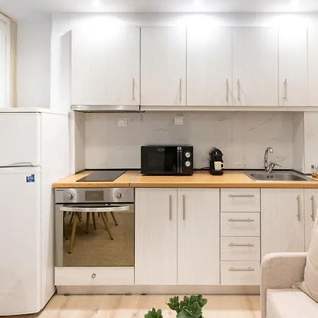 Urban Comfort - Spacious 3br Солун